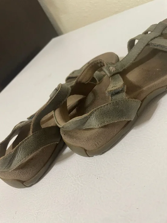 Taos Women's Green Leather Sandals. Good Condition. Size 6. - Picture 8 of 10